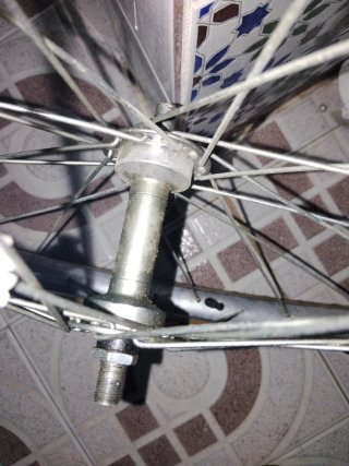 Llanta de bicicleta con aro amarillo marca Shimano