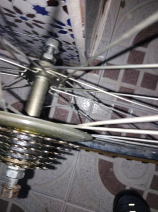 Llanta de bicicleta con aro amarillo marca Shimano