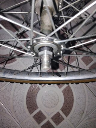 Llanta de bicicleta con aro amarillo marca Shimano