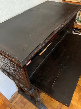 Mueble de madera tallada