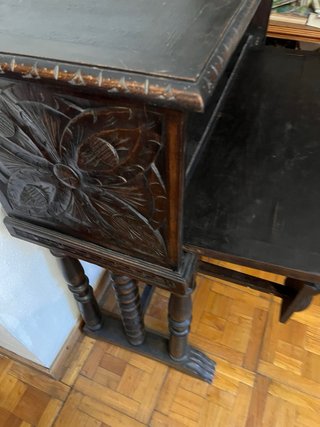 Mueble de madera tallada