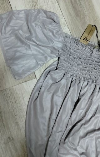 Blusa grigia con cartellino