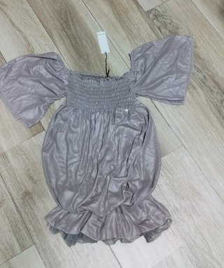 Blusa grigia con cartellino