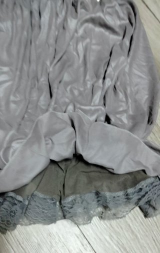 Blusa grigia con cartellino
