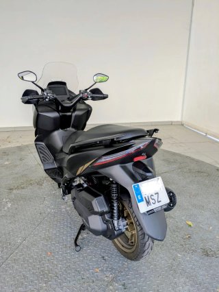 Zontes 125 E Maxi Scooter Negra