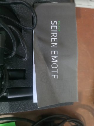 Micrófono Razer Seiren Emote RGB