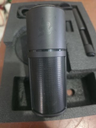 Micrófono Razer Seiren Emote RGB