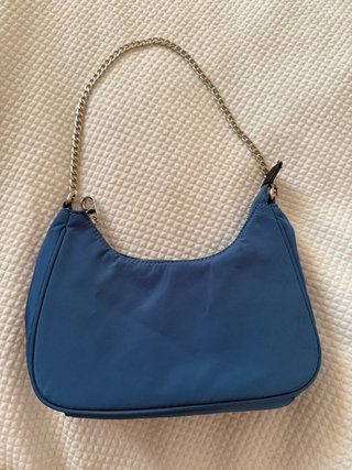 Bolso azul con cadena plateada