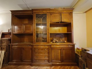 Mueble aparador de madera con vitrina