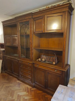 Mueble aparador de madera con vitrina