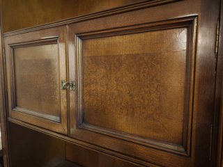 Mueble aparador de madera con vitrina