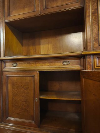 Mueble aparador de madera con vitrina
