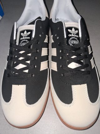 Zapatillas Adidas Negras y Beige