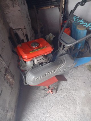 Motocultor Kubota con asurcador y ruedas de hierro