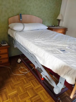 Cama articulada con barrera y colchón