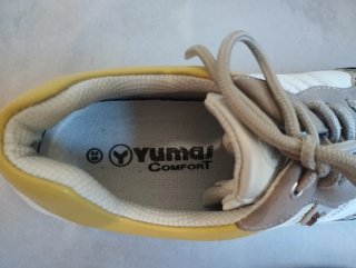 Zapatos Yumas grises y blancos