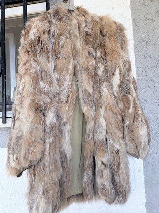 Abrigo de piel beige y marrón