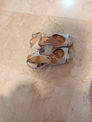 Zapatos de tacón plateados para fiesta