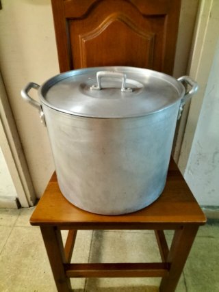 Olla grande de aluminio con tapa