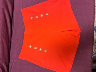 Pantalon corto naranja