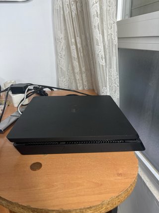 PS4 (PlayStation 4) con giochi e controller