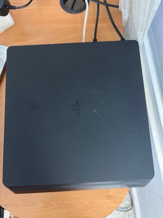 PS4 (PlayStation 4) con giochi e controller