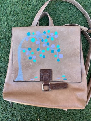 Mochila beige con diseño de árbol