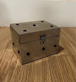 Caja metálica decorada con flores