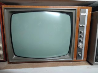 Televisor antiguo Westinghouse banco y negro