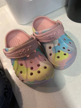 Crocs forrados azules con adornos