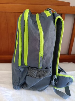 Mochila Gris y Verde para Viaje o Estudio