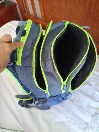 Mochila Gris y Verde para Viaje o Estudio
