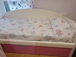 Cama nido blanca y rosa