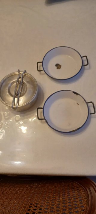 Piatti smaltati e fiambrera antichi