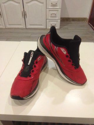 Zapatillas Fila Talla 40 Rojas y Negras