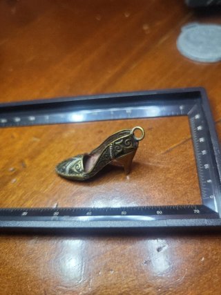 Colgante zapato tacón dorado