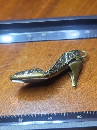 Colgante zapato tacón dorado