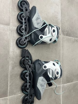Patines en línea grises y blancos