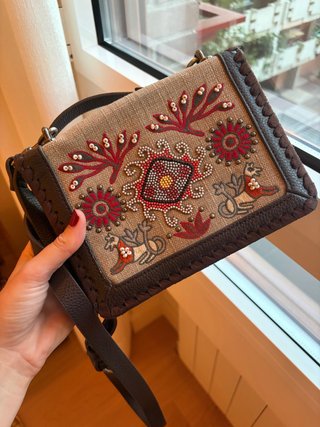 Bolso artesanal cuero con cierre imán