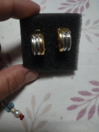 Pendientes dorados y plateados