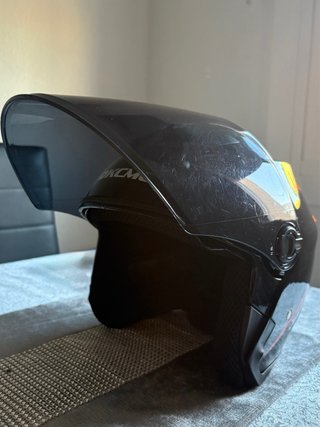 Casco ligero negro con doble visera .