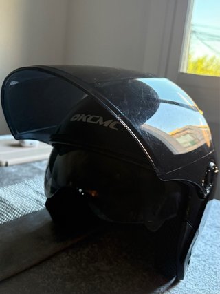 Casco ligero negro con doble visera .