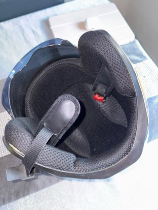 Casco ligero negro con doble visera .