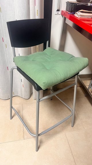 Taburete alto con cojín verde