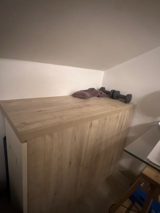 Mueble de almacenamiento beige y marrón