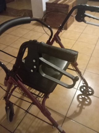 Caminador per a adult plegable i amb cistell