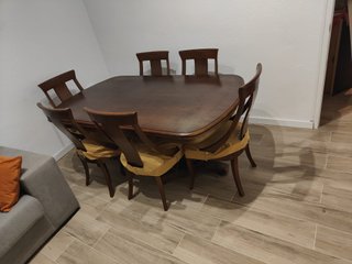 Mesa extensible y 6 sillas de madera