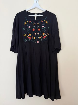 Vestido negro bordado flores bordadas