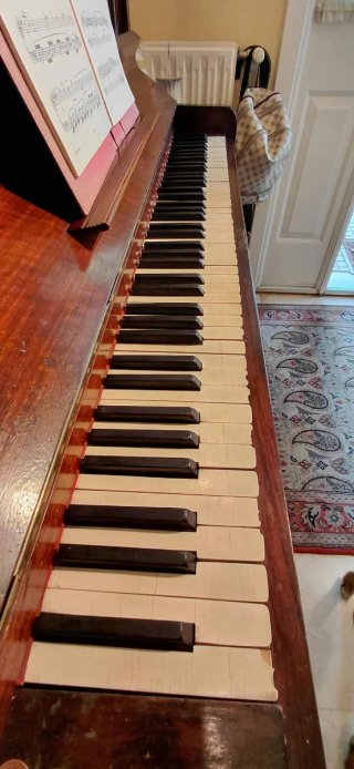 Piano Antiguo de Madera Oscura