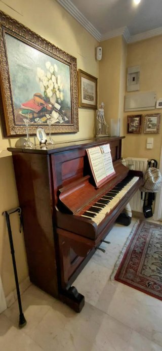 Piano Antiguo de Madera Oscura